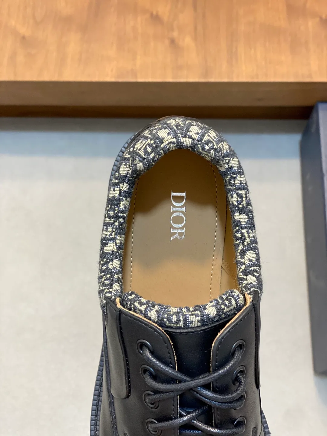 [DIOR] Top P: 820💰 Size: 39-44 (38.45. Can be customized) 2025ss Dior Dio* - Autumn and winter luxury men's moccasin shoes, purely handmade, both inside and outside are imported first-layer cowhide, high-end boutique and exquisite craftsmanship. Original TPU combination outsole. Wear a noble gentleman's taste. The best last type has been carefully debugged. Comfortable.